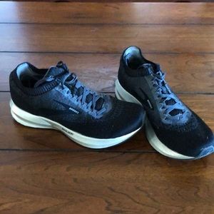 Brooks Levitate 2 sneaker, 7.5 women’s